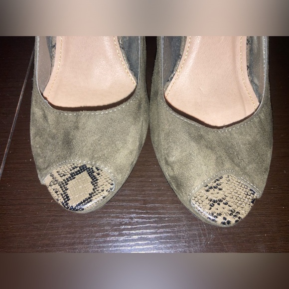 Atmosphere high heels in a hunter green color in size 8.Excellent condition. - Picture 3 of 4